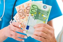 Elle fait croire à son copain qu’elle est atteinte d’un cancer pour lui soutirer de l’argent Elle fait croire à son copain qu’elle est atteinte d’un cancer pour lui soutirer de l’argent